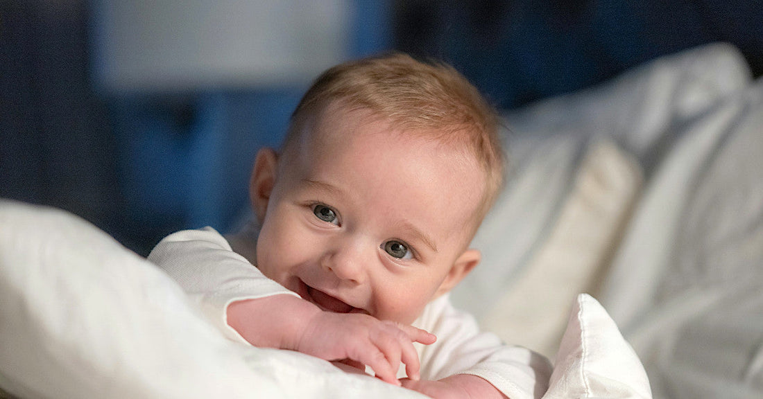 Bébé garçon dans une lumière douce, illustrant les prénoms masculins les plus tendance en 2026