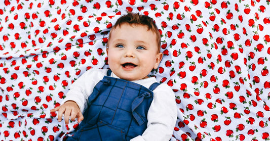 Bébé habillé d'un t-shirt blanc à manches longues et salopette indigo pour le printemps
