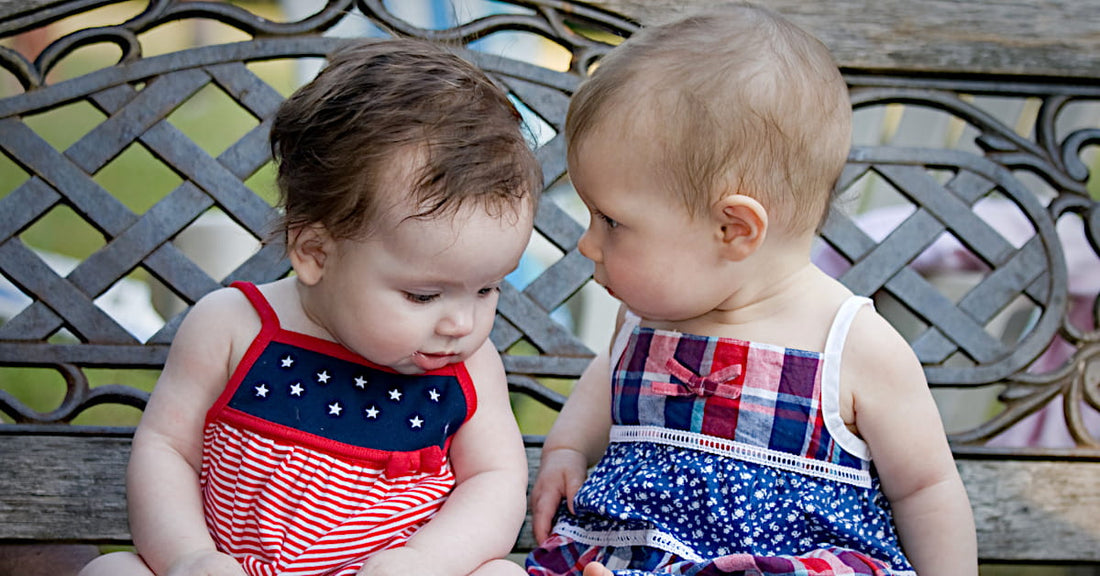 Deux bébés filles habillés chacune d'une robe à fines bretelles, look stylé en été