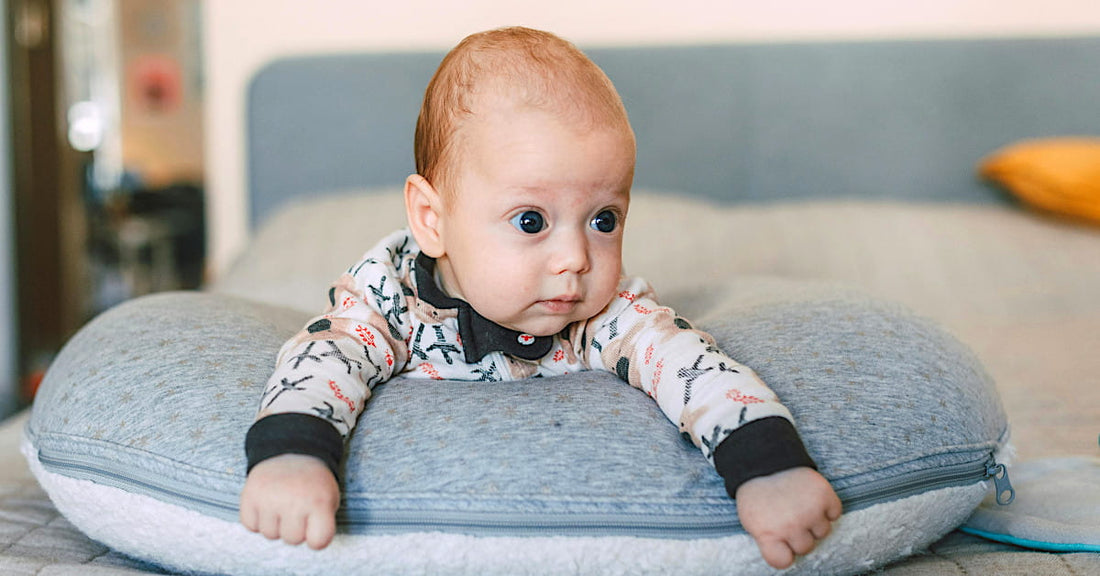 Bébé garçon habillé d'un pyjama confortable pour illustrer l'importance de bien choisir les vêtements dès la naissance