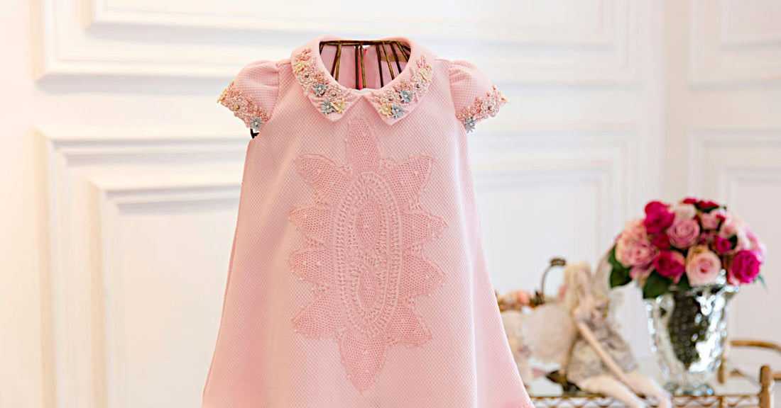 Robe pour bébé ornée de perles, style couture, vue de face