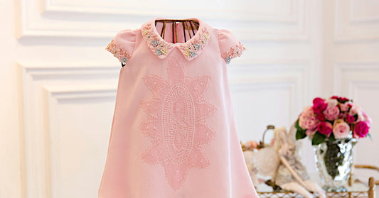 Robe pour bébé ornée de perles, style couture, vue de face