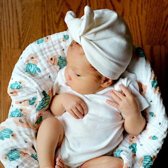 Bonnet de naissance fille blanc avec nœud, seconde main, accessoire pour les premiers mois