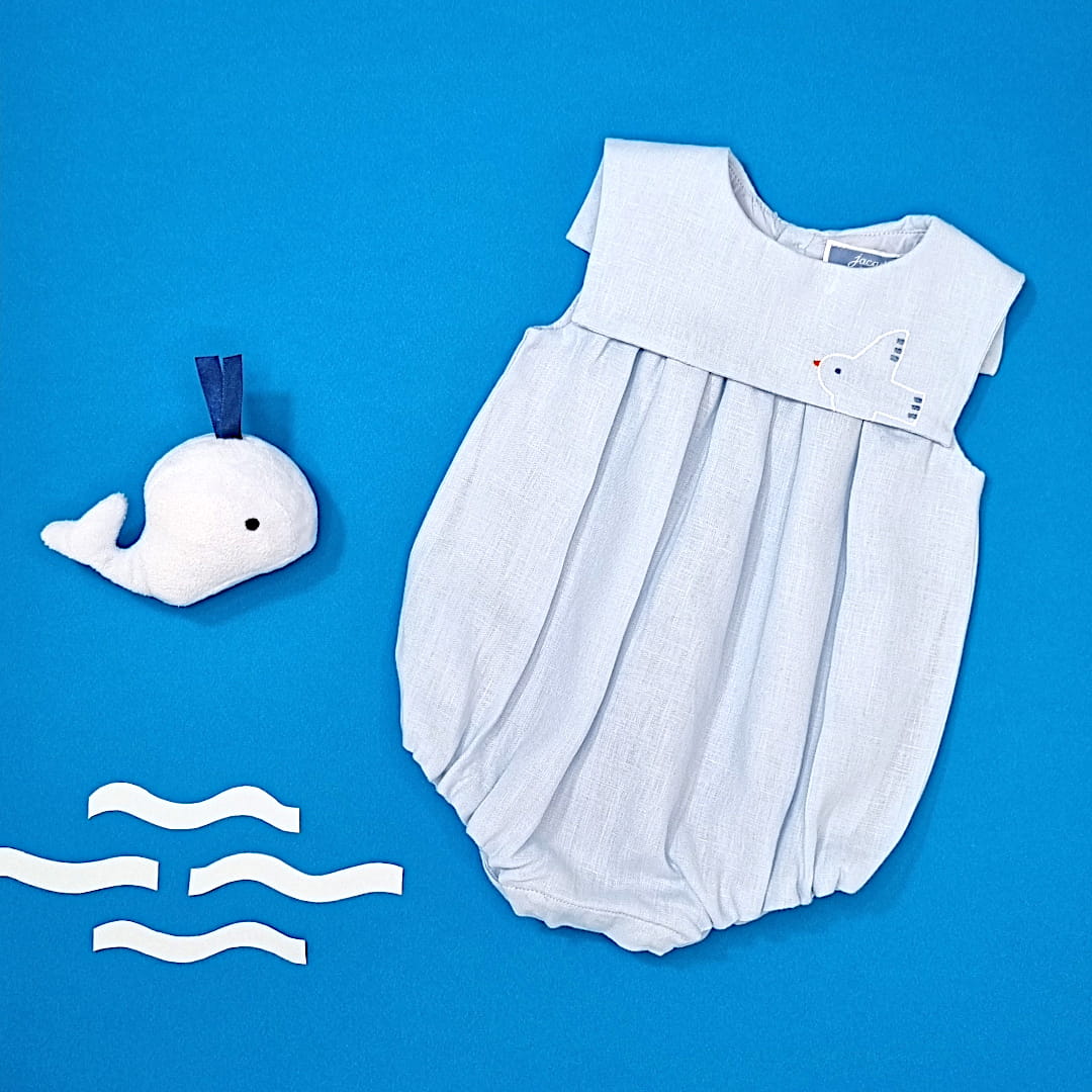 Barboteuse bébé bleue avec motif baleine, sélection délicate Chou de Chic, livraison locale en région PACA