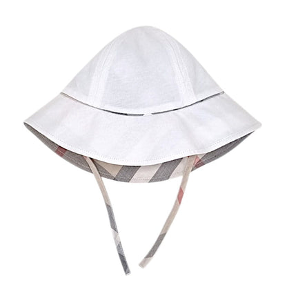Chapeau blanc, marque Burberry, 1-3 mois, vue de face, accessoire luxe de seconde main en état impeccable