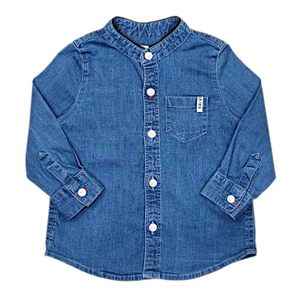 Chemise bleu jean, marque IKKS, pour bébé garçon 6 mois, vue de face, vêtement mode de seconde main