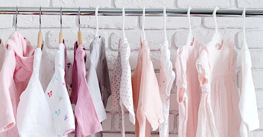 Vestiaire bébé avec des vêtements mode éco-responsable
