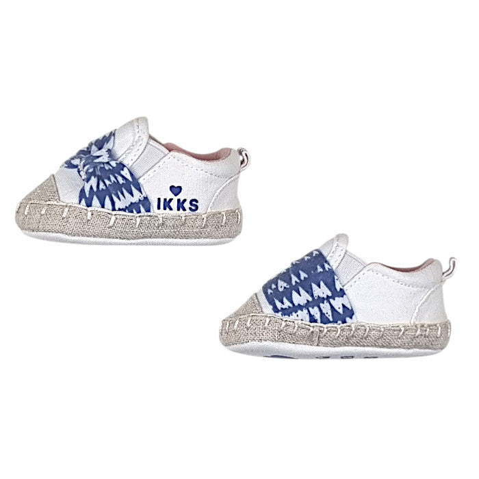 Tennis bébé écru/bleu en textile IKKS, vue de profil, fille 1-3 mois