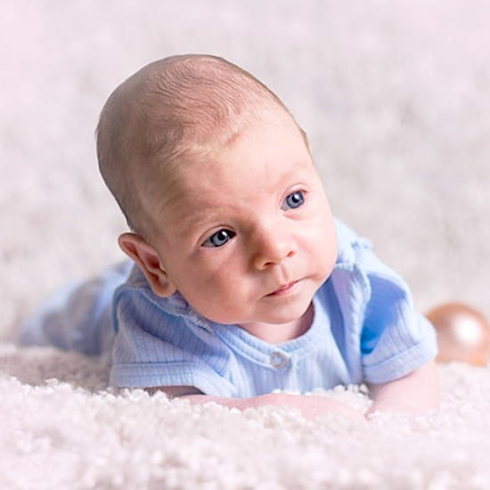 Nouveau-né au regard attendrissant, illustration de cadeaux de naissance tendres et utiles en seconde main