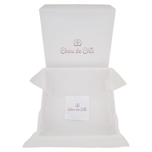 Emballage cadeau naissance - Boîte cadeau bébé carrée coloris blanc logo CHOU DE CHIC pour des vêtements bébé naissance